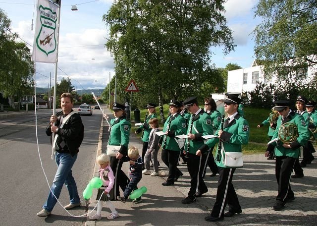 Nordre Aker Janitsjar marsjerte til sommerkonsert ved Grefsen-Kjelsås Eldresenter 2009.